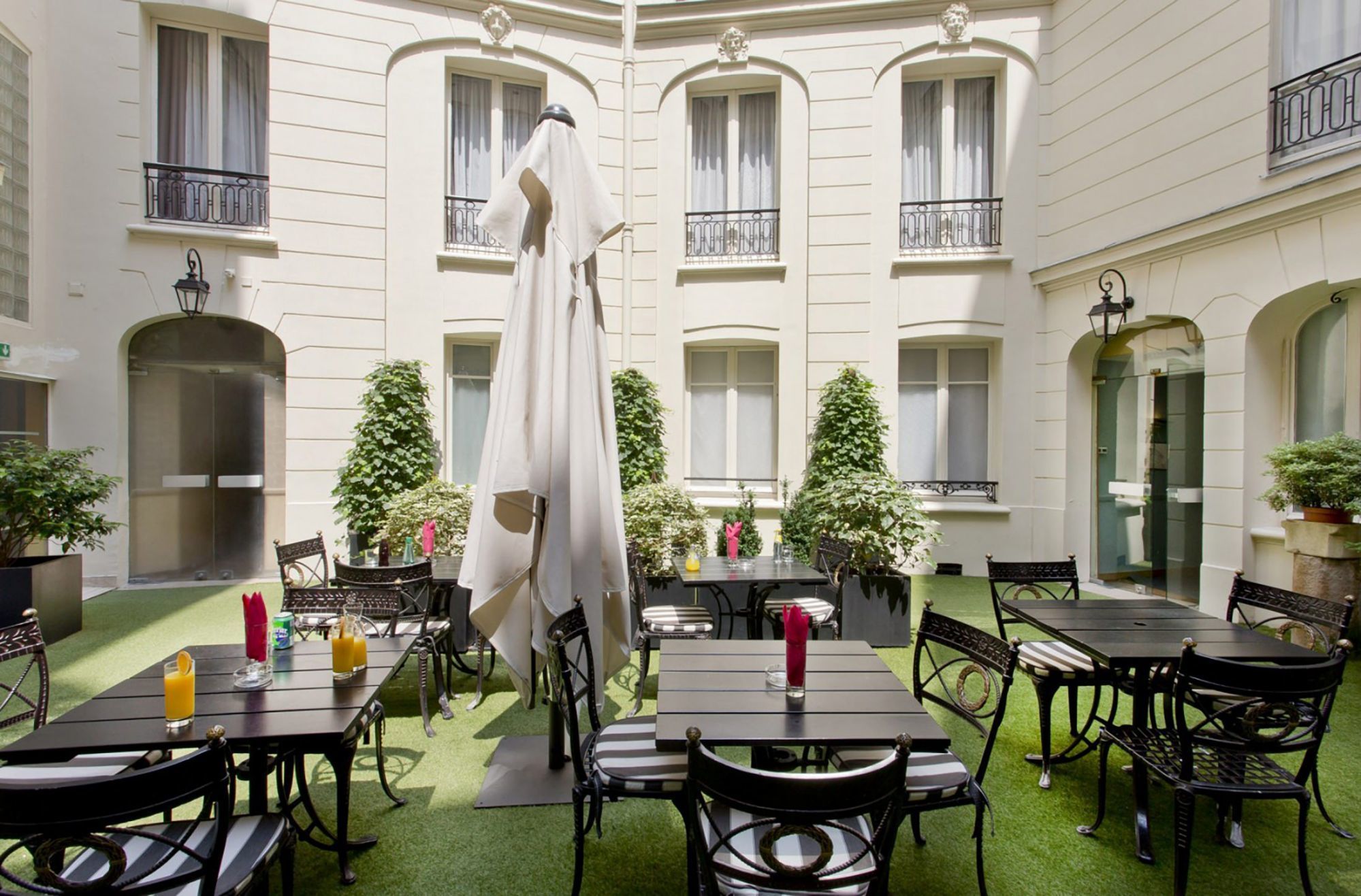 Hotel Elysees Union Paris - パティオ